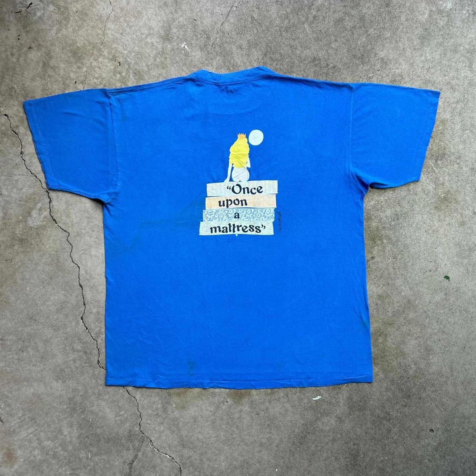 Vintage 90s "Once Upon a Mattress" Book By Sarah Jessica Parker T-shirt