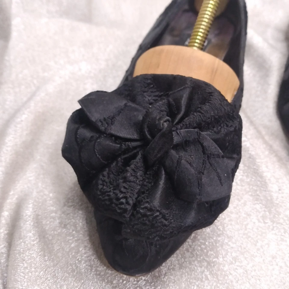 Zapatos planos Stuart Weitzman Mr Seymour totalmente negros de tela floral con lazo 6 mujeres de EE. UU. Foto 2 de 4