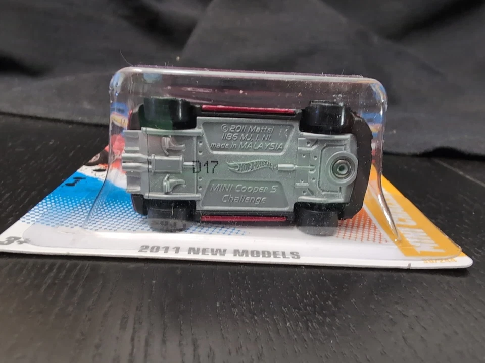 Mini Challenge 30/50 New Models Red 2011 Hot Wheels - Image 3 of 4