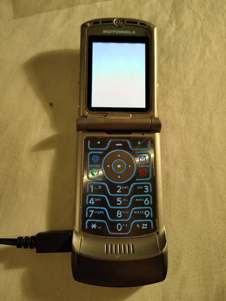 Retro Motorola RAZR V3 Miami Ink Dragon Tatuaje Muy Raro Abatible NO FUNCIONA, GRIS Foto 2 de 4