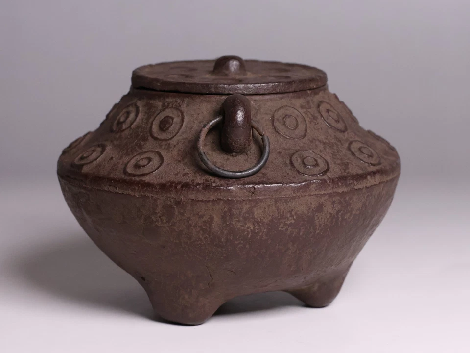 Quemador de incienso japonés de hierro de tres patas ceremonia del té de 3,7 pulgadas por Daikokuzo Foto 4 de 4