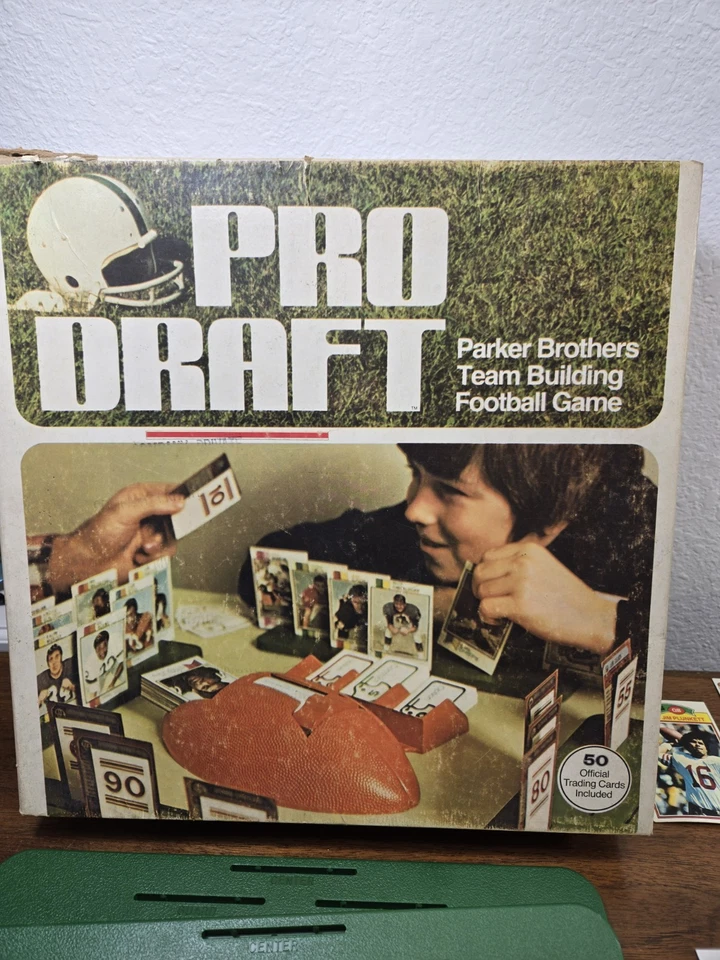 Vintage 1977 Pro Draft Game Parker Brothers Plus 70 Topps FOOTBALL Cards 1977-78 - Image 4 of 4