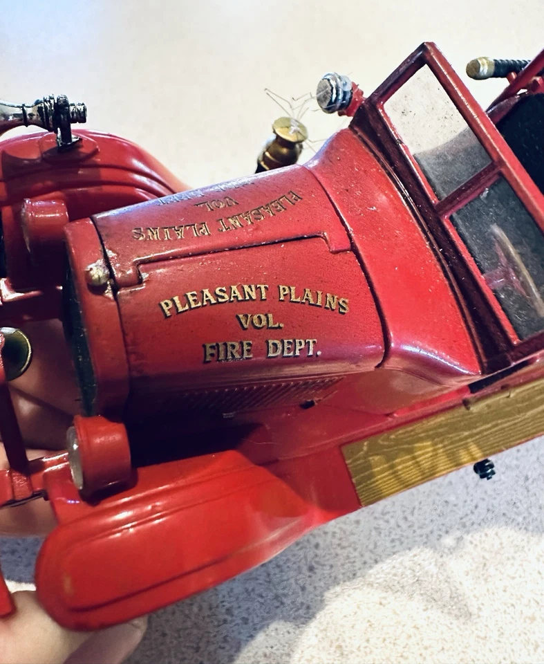 Signature Models 1/32 Scale 1928 REO Fire Truck Pleasant Plains VFD Firefighter - Image 3 of 4
