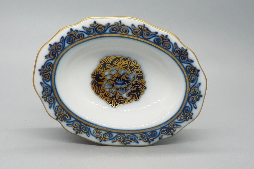 Instituto Portegues de Museus de NG, Jabonera blanca, azul, dorada, baratija Foto 3 de 4