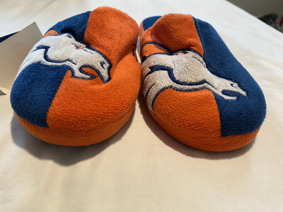 Zapatillas de fútbol americano sin cordones Forever "Denver Broncos" para niños de la NFL talla L (5-6) nuevas con etiquetas Foto 4 de 4