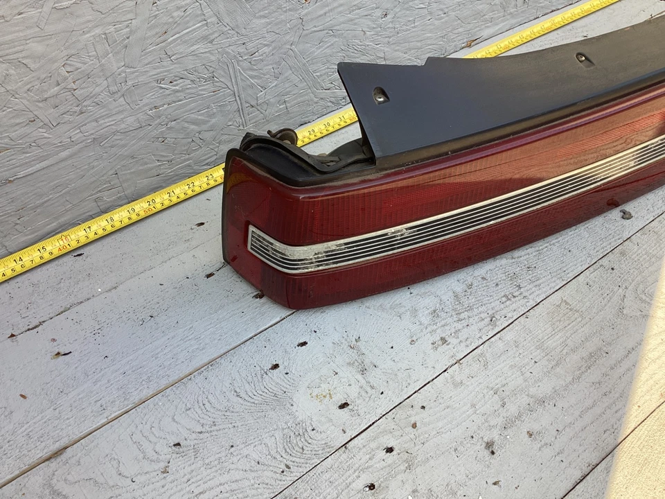 1989-1996 Buick Century Rear Center Tail Light Trunk Finish Panel 16506846 OEM Foto 2 de 4