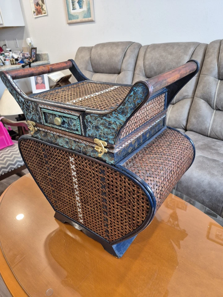 Cofre de almacenamiento vintage de bambú y ratán con cajón de trabajo de metal Foto 2 de 4