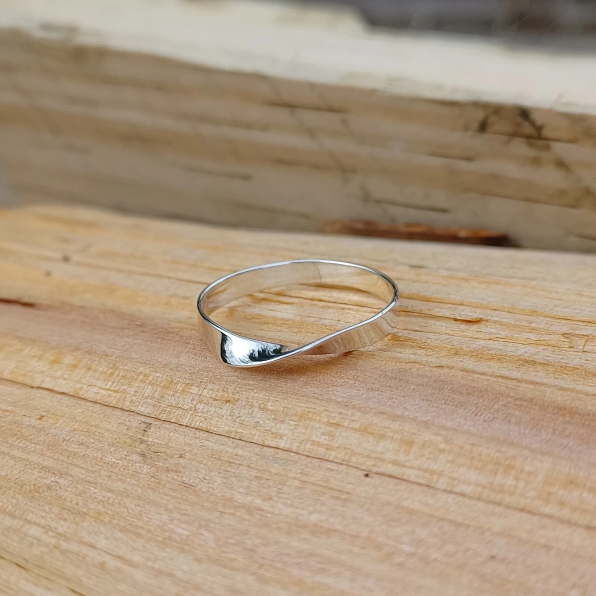 Simple twist deals wedding band