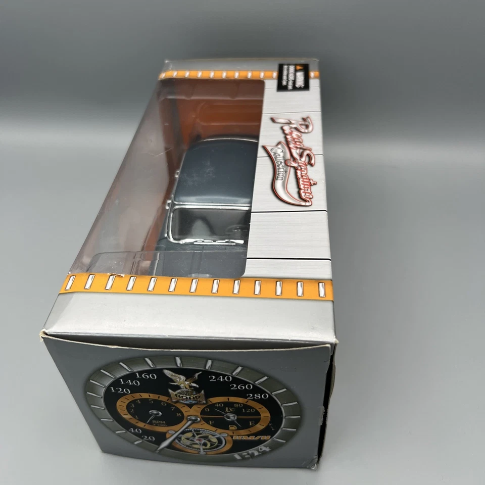 Road Signature • 1:24 1970 Russian GAZ Volga (M-21) • Blue/Gray Diecast Car NIB! - Image 2 of 3