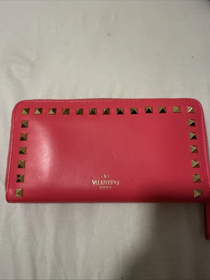 CARTERA AUTÉNTICA VALENTINO GARAVANI DE CUERO GRIS CON TACHUELAS EN MUY BUENA CONDICIÓN Foto 2 de 4