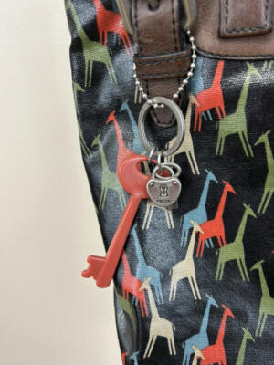 カッシー& Kasshi Fossil KeyPer Black Giraffe Coated Canvas Shoulder Bag Purse Key