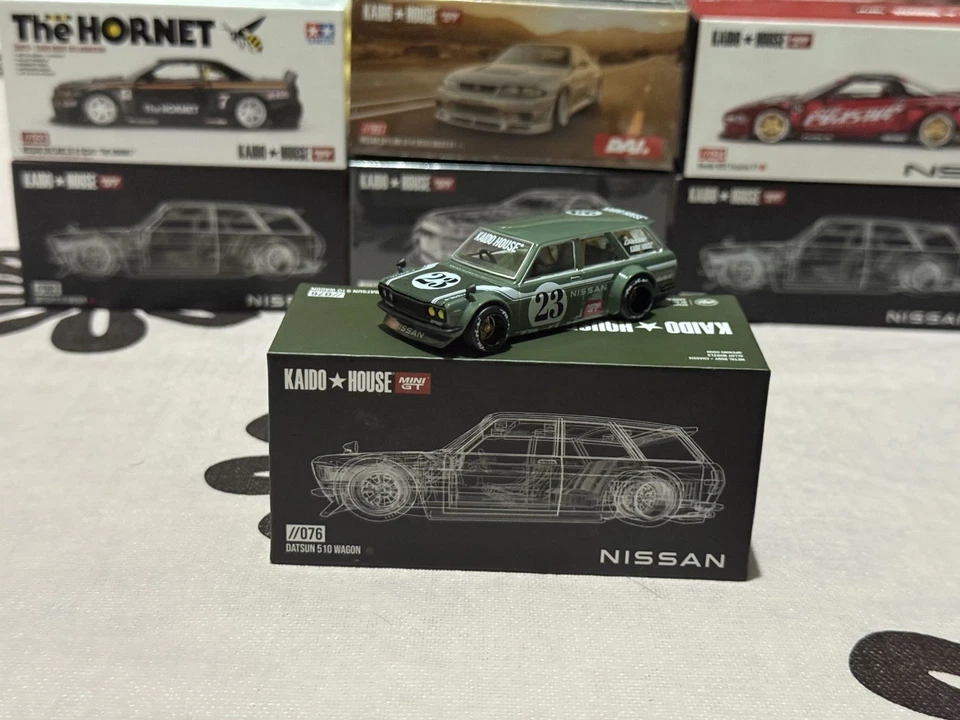 KAIDO HOUSE x MINI GT DATSUN 510 VAGÓN #23 FIBRA DE CARBONO VERDE KHMG076 “CAJA ABIERTA” Foto 3 de 4
