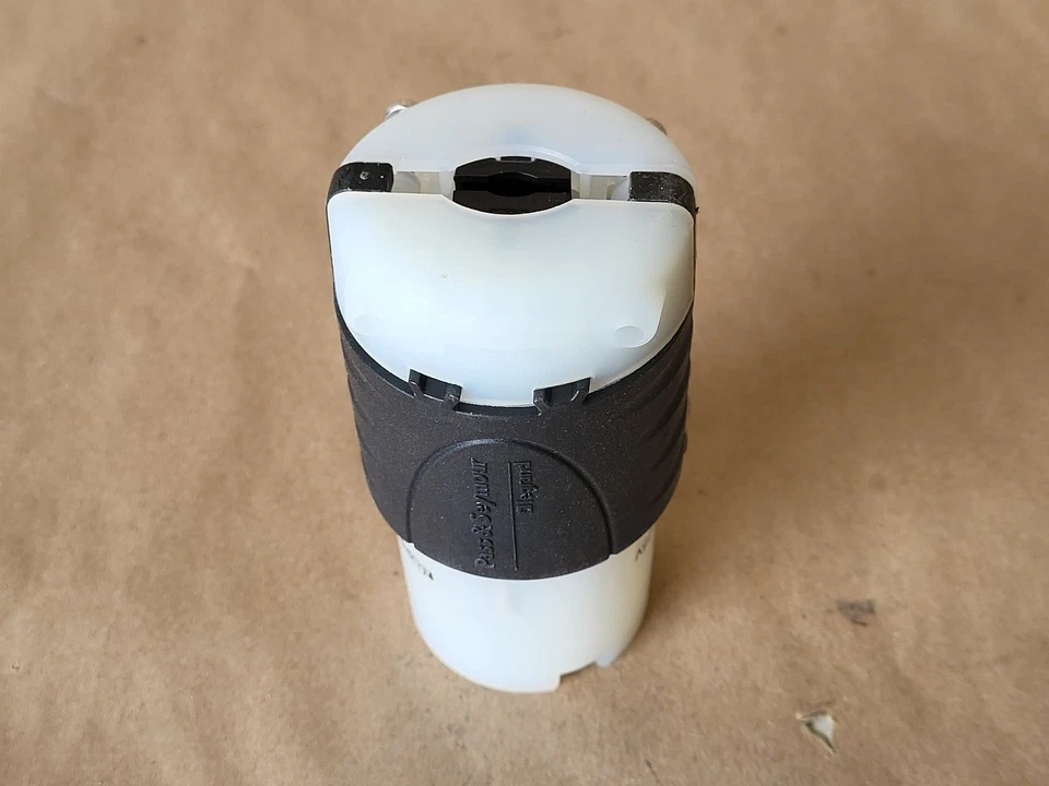 SURPLUS NEW PASS & SEYMOUR L530-C 30 Amp, 150 Volt Turnlok Connector – Parts - Imagem 4 de 4