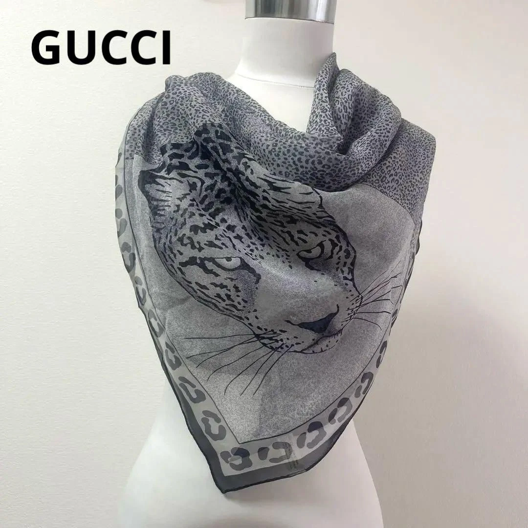 GUCCI Foulard vintage en soie gris imprimé léopard unisexe 35,4 po x 35,4 po