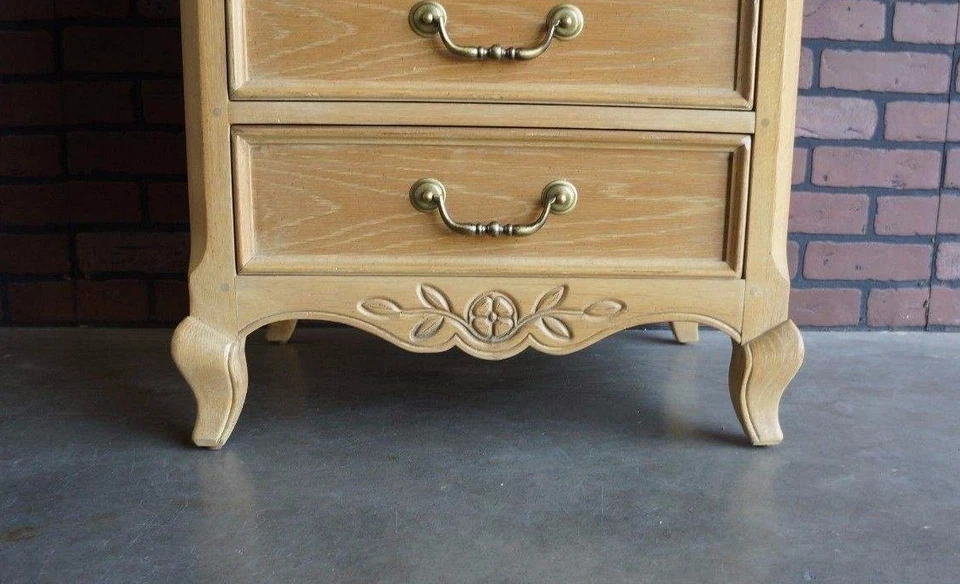 Mesitas de noche ~ Mesitas de noche provinciales francesas ~ Mesitas de noche ~ Un par Foto 2 de 4