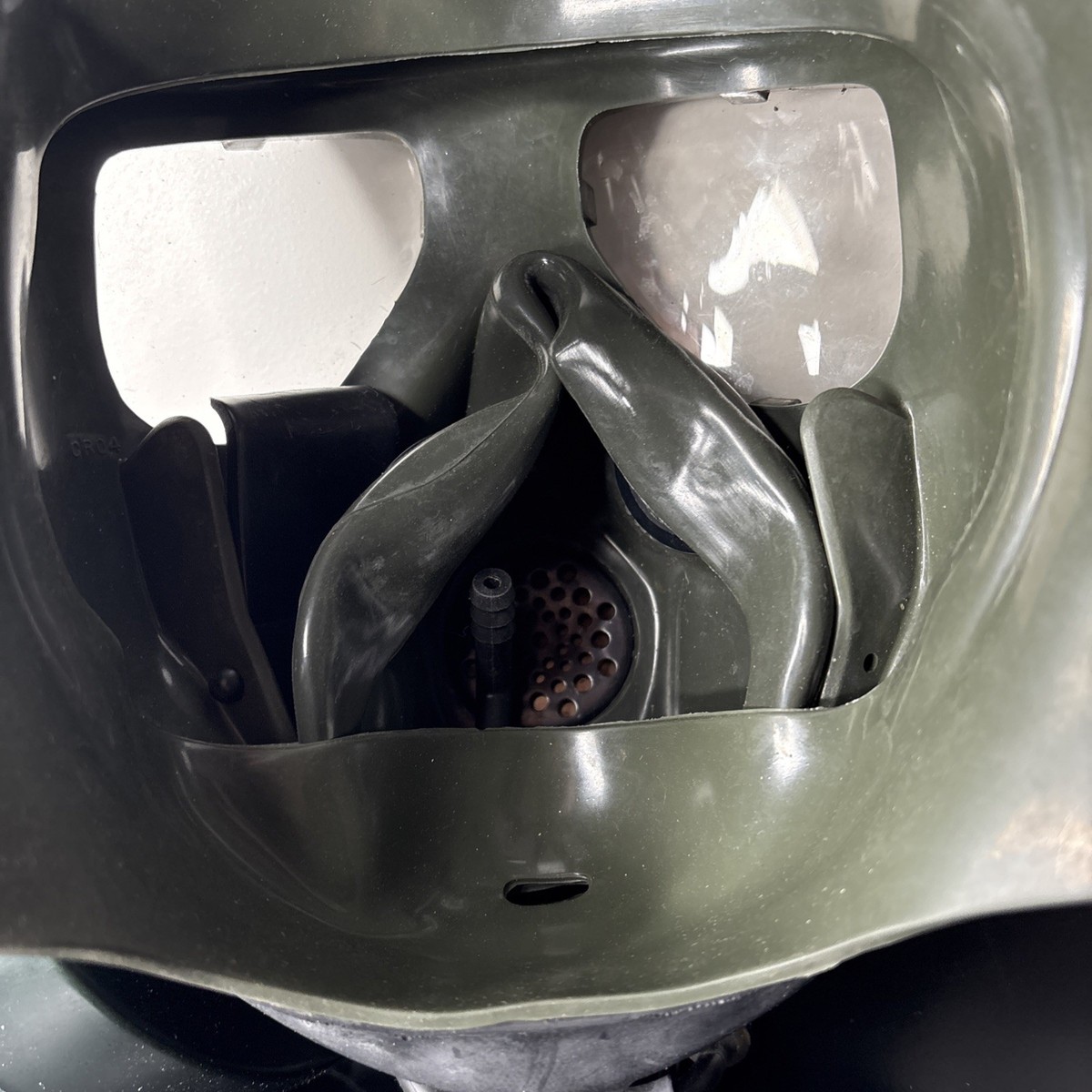 Genuine Issue US Military M40 Gas Mask (Medium) w/Carrier Bag