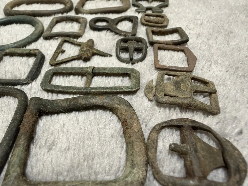 Lot aus 30 Bronzeschnallen aus dem 16. bis 18. Jahrhundert - Bild 3 von 4