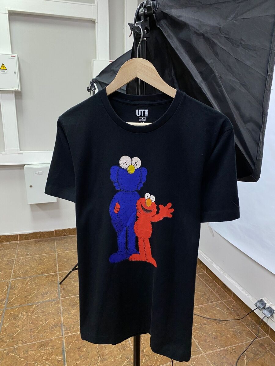 🇺🇸 Uniqlo Kaws t-shirt rare retro Y2K size M color black 🇺🇸 Uniqlo Kaws t-shirt rare retro Y2K size M color black