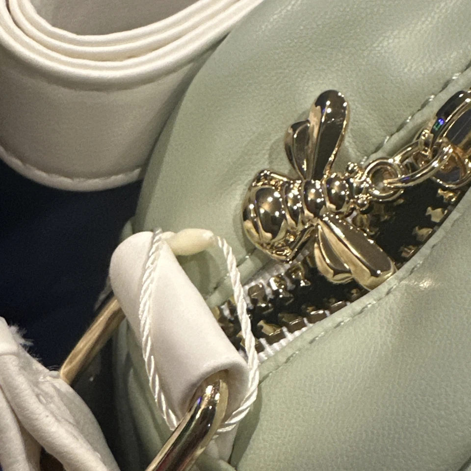 NUEVO CON ETIQUETAS Disney Verde Claro Winnie The Pooh Bandolera Abeja Cremallera Tirar Pañales 9” Foto 4 de 4