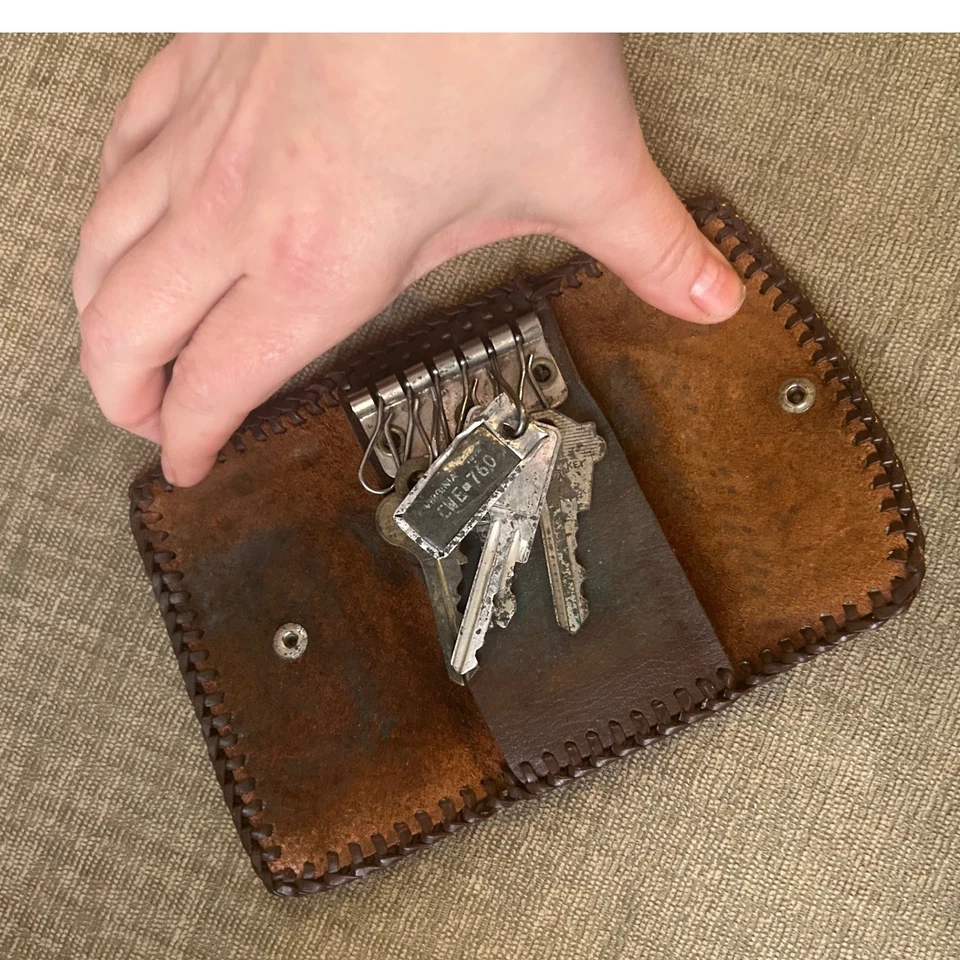 Cartera porta llaves de cuero vintage con cierre a presión floral en relieve Foto 3 de 4