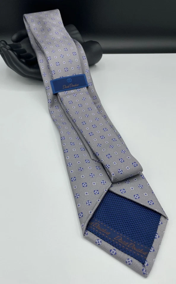 David Donahue 男式 100% 真丝领带 ~ 银色 ~ 几何花卉 ~ 全新 MSRP:135 美元。 — 第 3/4 张图片