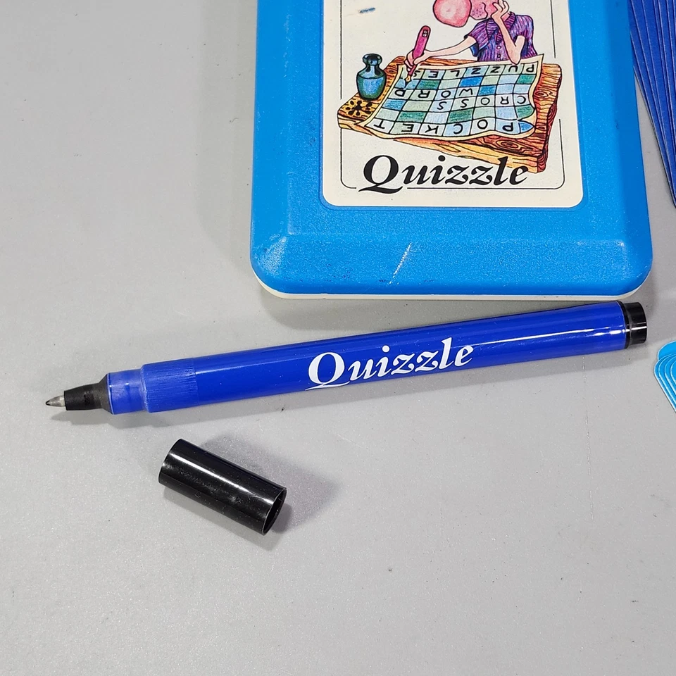 Juego de cartas crucigrama Quizzle Trivia edición de viaje tamaño de bolsillo en estuche de colección años 80 Foto 2 de 4