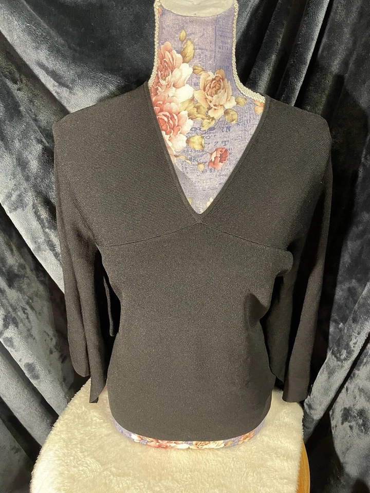 Suéter Ideology M negro mangas campana en V Foto 2 de 4