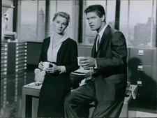 1959 Photo Actors Stephen Boyd & Hope Lange In The Best Of Everything Movie 7X9