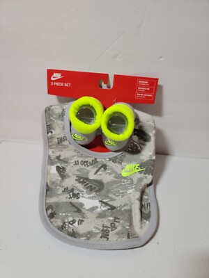 NIKE HIGH QUALITY POPULAR DESIGN INFANT BIB/BOOTIES SET 0 TO 6 MONTHS