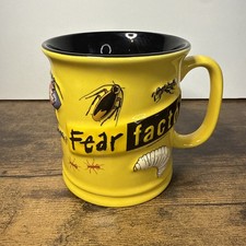 Taza Joe Rogan Fear Factor programa de televisión 3D insecto con insecto levantado interior amarillo 12 oz