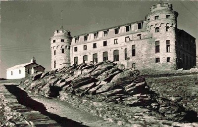 Gornergrathotel Zermatt VS Kulm-Hotel Kapelle Gornergrat Felsen Berghotel Zermat