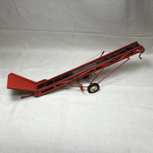 Vintage 1960s Tru Scale 1:16 Die Cast Red Tractor and grain silo - Picture 6 of 8