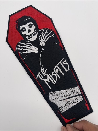 The Misfits Sarg Logo XLG Rückenaufnäher: hochwertige Stickerei, zum Aufnähen, 11 1/2” x 5” - Bild 1 von 3