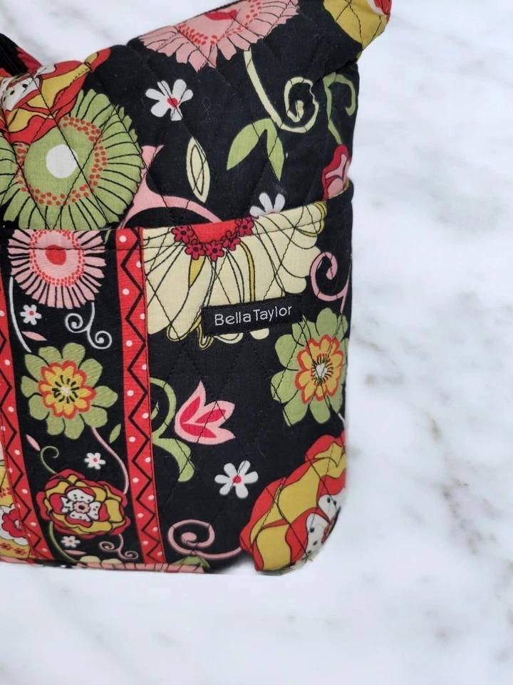 Flores BELLA TAYLOR em fundo preto 100% algodão médio. Tiracolo acolchoado tamanho - Imagem 2 de 4
