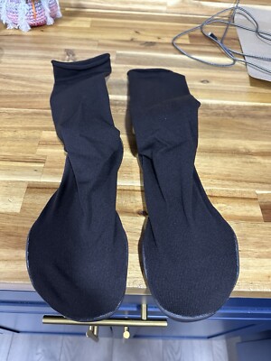 YZY Pods Size 1 (men s 6-8.5) NEW