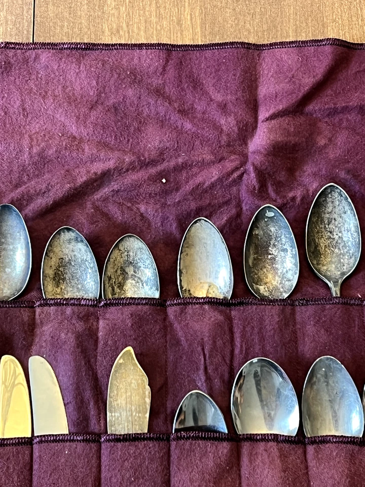 Estuche con soporte de tela roja mezclado para cubiertos plateado inoxidable (juego de 26) vintage Foto 3 de 4