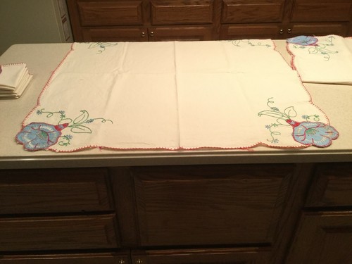 Vintage Embroidered Applique Matching 2 Square Tablecloths 8 Napkins Flowers - Picture 5 of 11