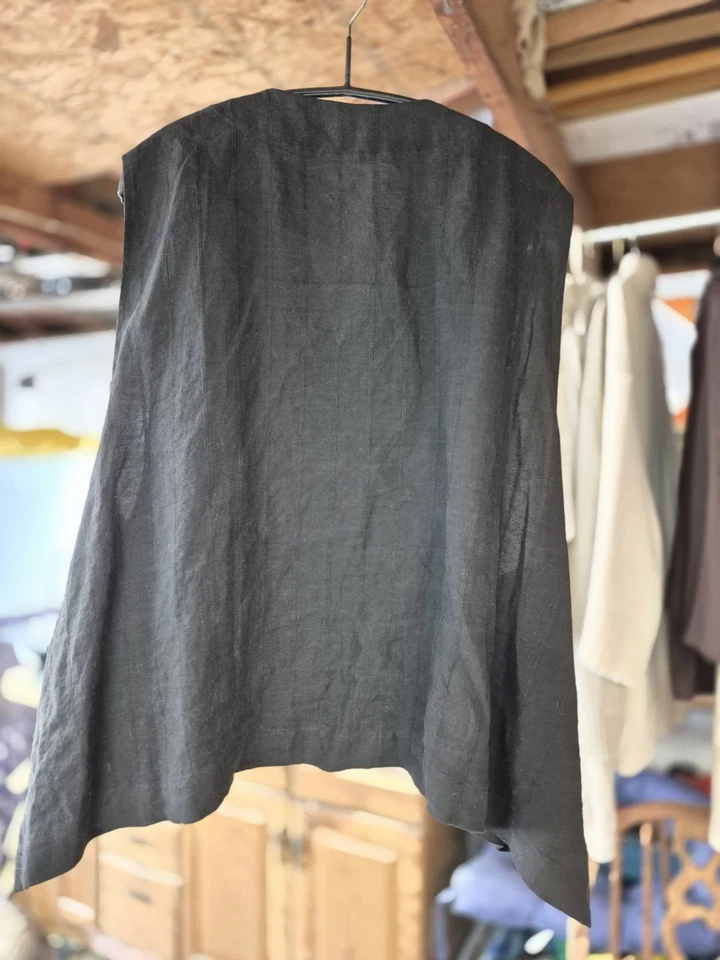 Colete Feminino Eskandar 100% Linho O/S Preto Botão Frente Sem Mangas Minimalista - Imagem 3 de 4