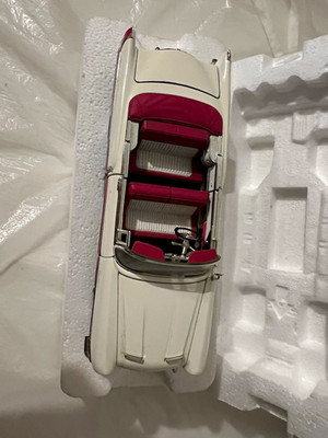 Packard Caribbean Convertible Diecast Model Car 1:18 White Pink Black