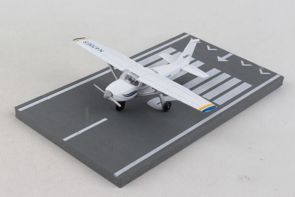 Daron Runway 24 C172 Blue/White - Image 2 of 4