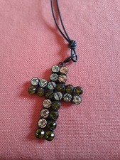 Konplott Kette verschiedene Grüntöne + Draht Grün Kreuzkette mit Lederband Charm