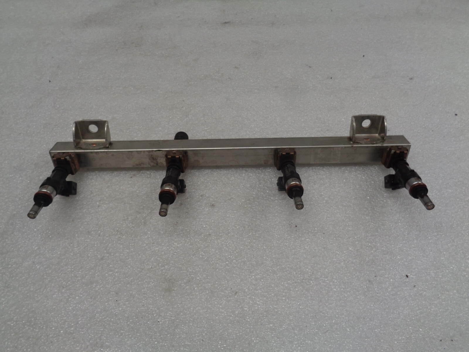 04-08 Maserati Quattroporte 4.2L Left Driver Fuel Rail w/Injectors OEM AK2209290