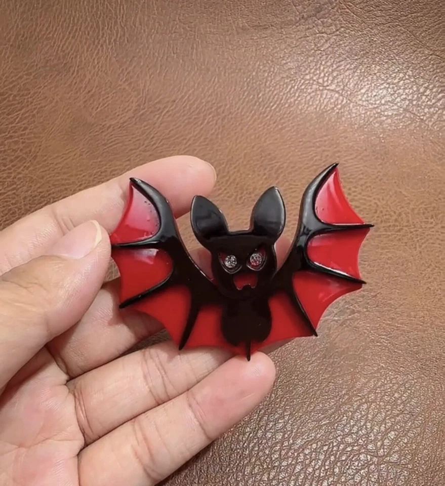 Broche de murciélago vampiro acrílico espeluznante negro y rojo Foto 2 de 3