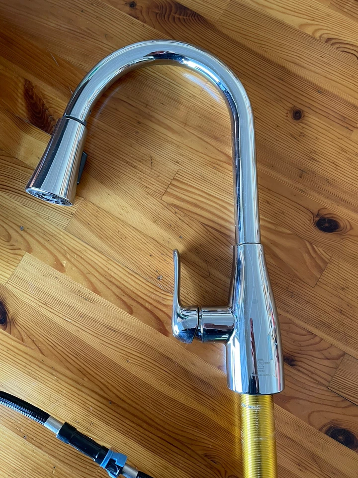 Torneira de cozinha Glacier Bay 1005 604 253 McKenna pulverizador cromado - Imagem 3 de 4