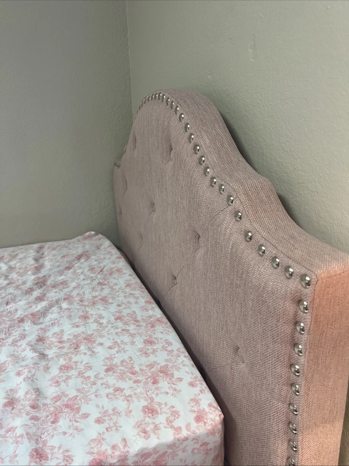 Tablero de cabeza Twin XL rosa con detalles plateados  Foto 2 de 3