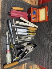 Grande lotto di attrezzi vintage per la lavorazione del legno e la falegnameria: scalpelli, taglierine, regole ecc