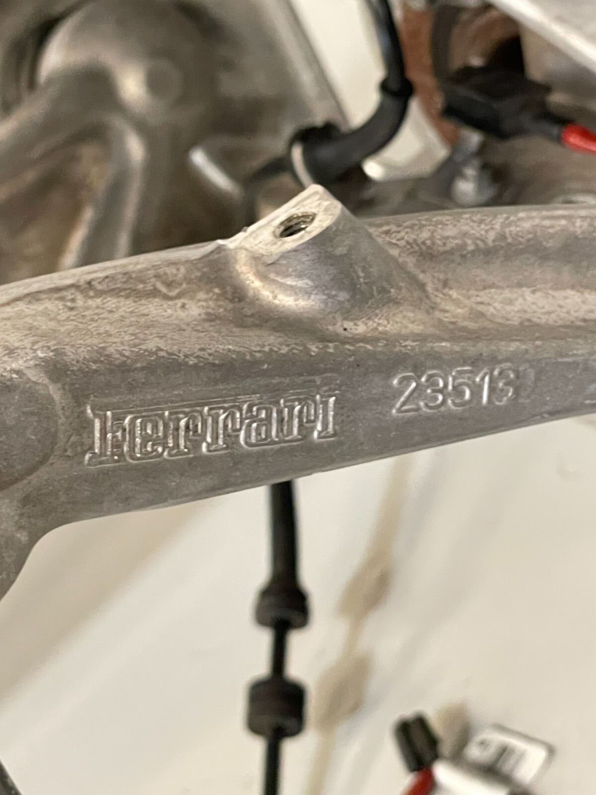 Ferrari California FRONT RIGHT SPINDLE KNUCKLE ARM 237286 235133 (3k miles)