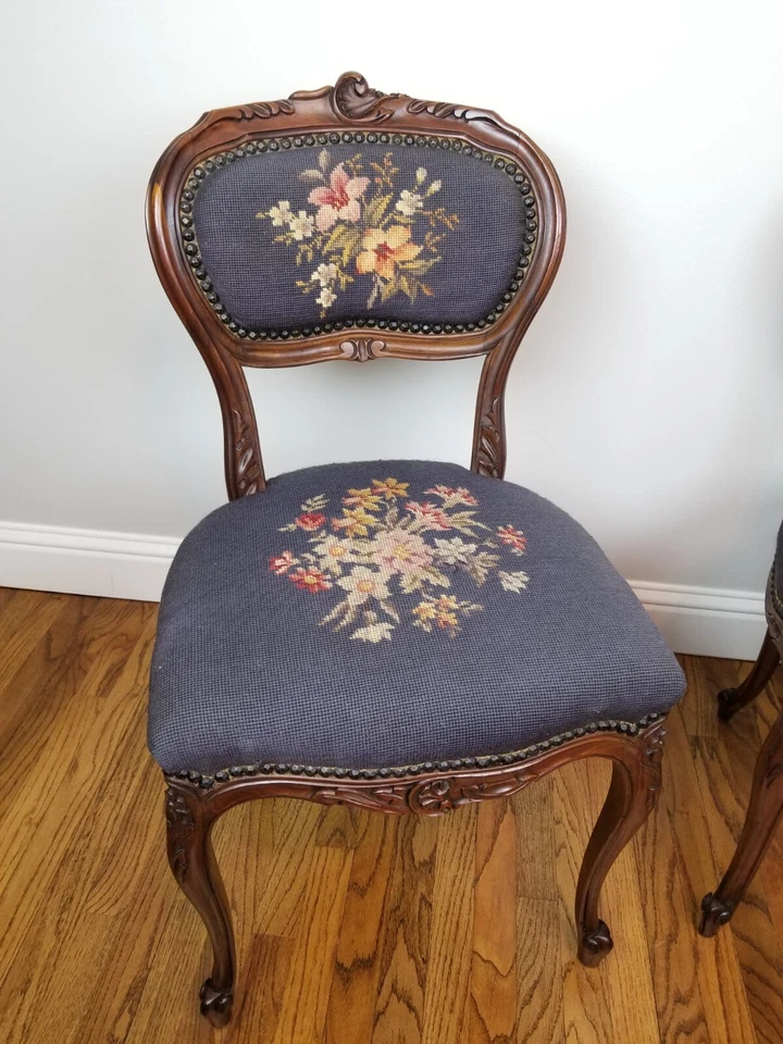 Пара французских антикварных стульев для гостиной 1920-е с цветочным узором из орехового дерева - Изображение 2 из 4