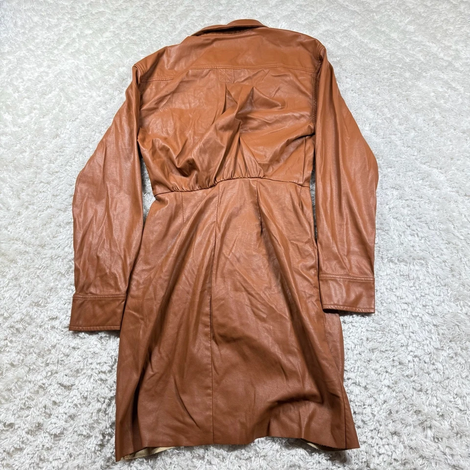 Mini vestido SAYLOR marrom couro sintético XS Romênia manga longa envoltório frente festa XS - Imagem 2 de 4