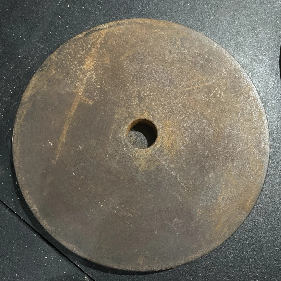 "Placa de peso olímpica Jack LaLanne de colección de 50 libras hierro 2"" agujero óxido pátina gimnasio" Foto 2 de 2
